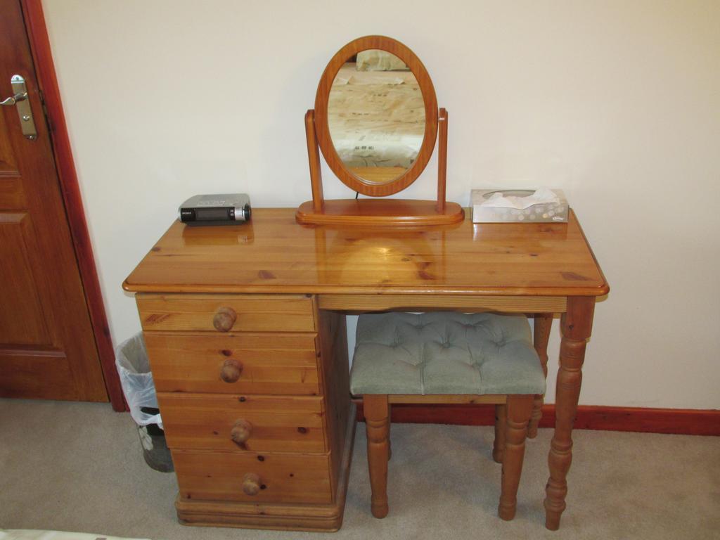 Albertine ,A Warm Welcome Awaits You ,Offering Room Only Or Bed And Breakfast ,Ideal Location For Solent Way ,High Street ,Isle Of Wight ,New Forest リミントン 部屋 写真