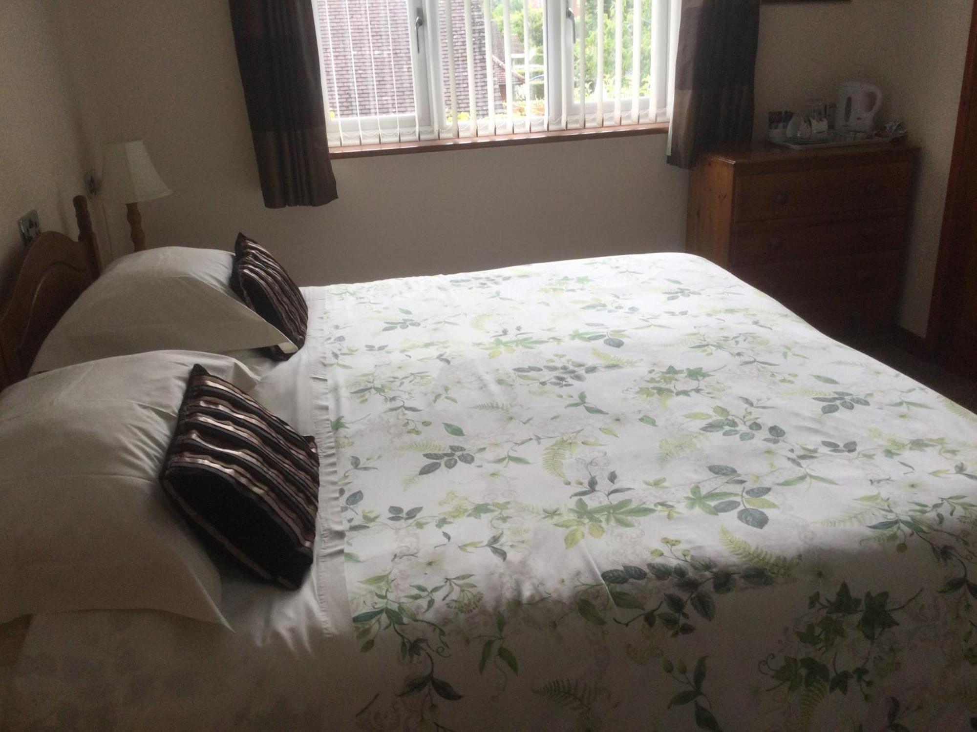 Albertine ,A Warm Welcome Awaits You ,Offering Room Only Or Bed And Breakfast ,Ideal Location For Solent Way ,High Street ,Isle Of Wight ,New Forest リミントン エクステリア 写真